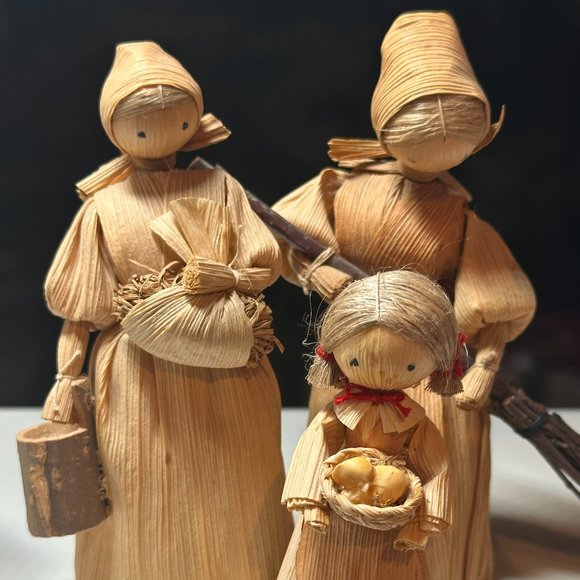 VINTAGE HANDMADE CORNHUSK MOM & DAUGHTERS WORKING AT THE FARM - Picture 10 of 10